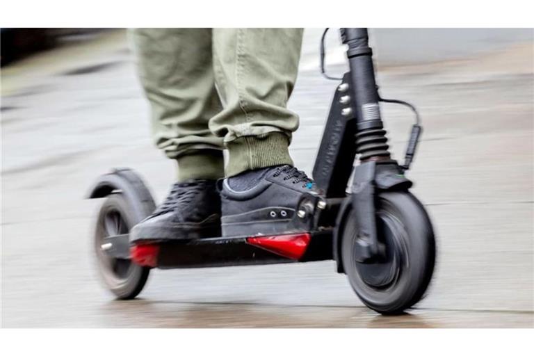 Mann auf einem E-Scooter: Die Polizei hat einen 48-Jährigen gestoppt, der mit Tempo 80 auf seinem getunten Roller unterwegs war (Symbolfoto).