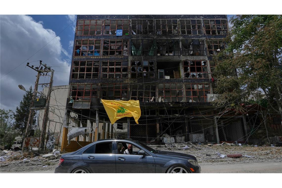 Mann mit Hisbollah-Flagge in der Stadt Nabatija im Südlibanon. (Archivbild)