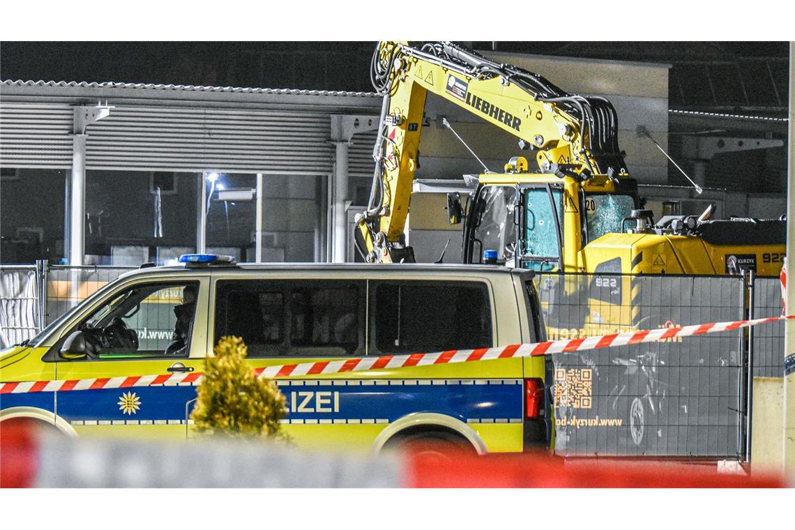 Bilder des Tages Mann stiehlt Bagger, beschädigt Baufirma und Streifenwagen und verletzt drei Polizisten