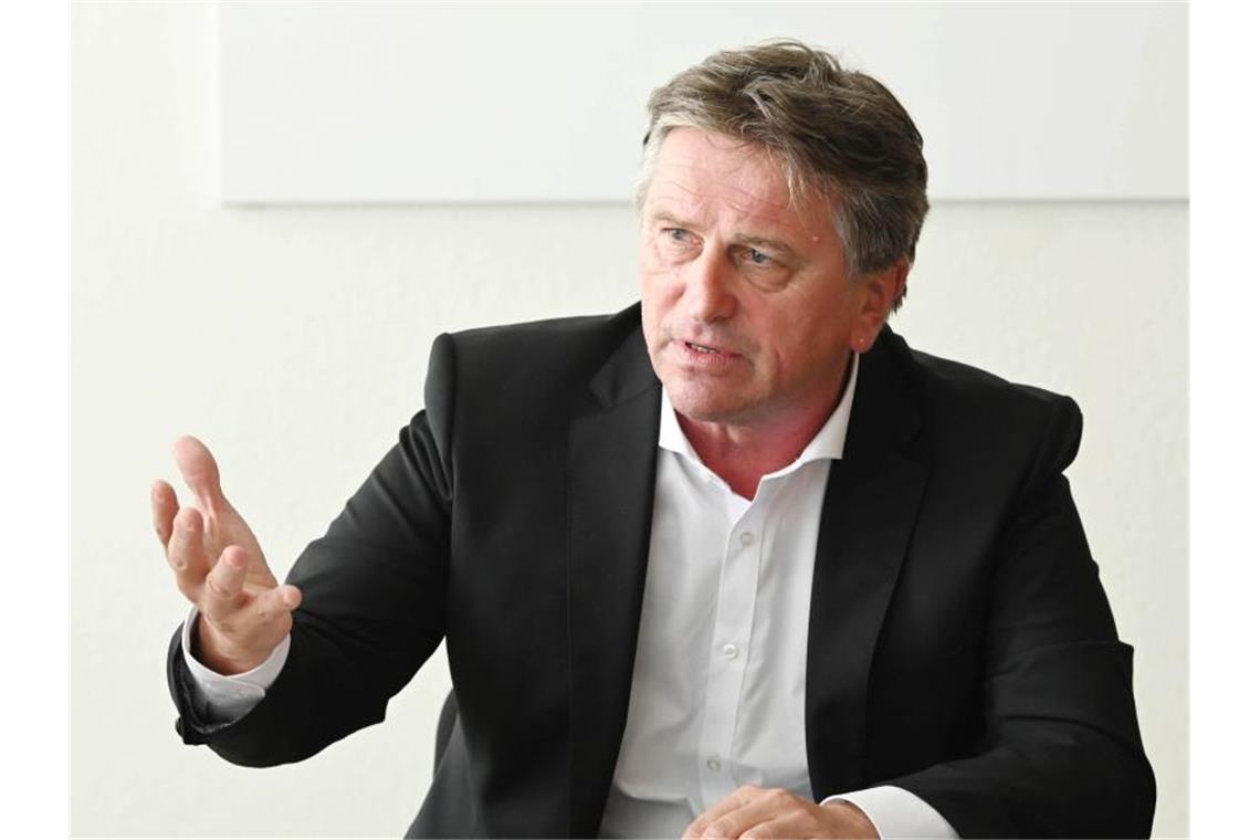 Manne Lucha (Bündnis 90/ Die Grünen), Gesundheitsminister von Baden-Württemberg, spricht. Foto: Uli Deck/dpa/Archivbild