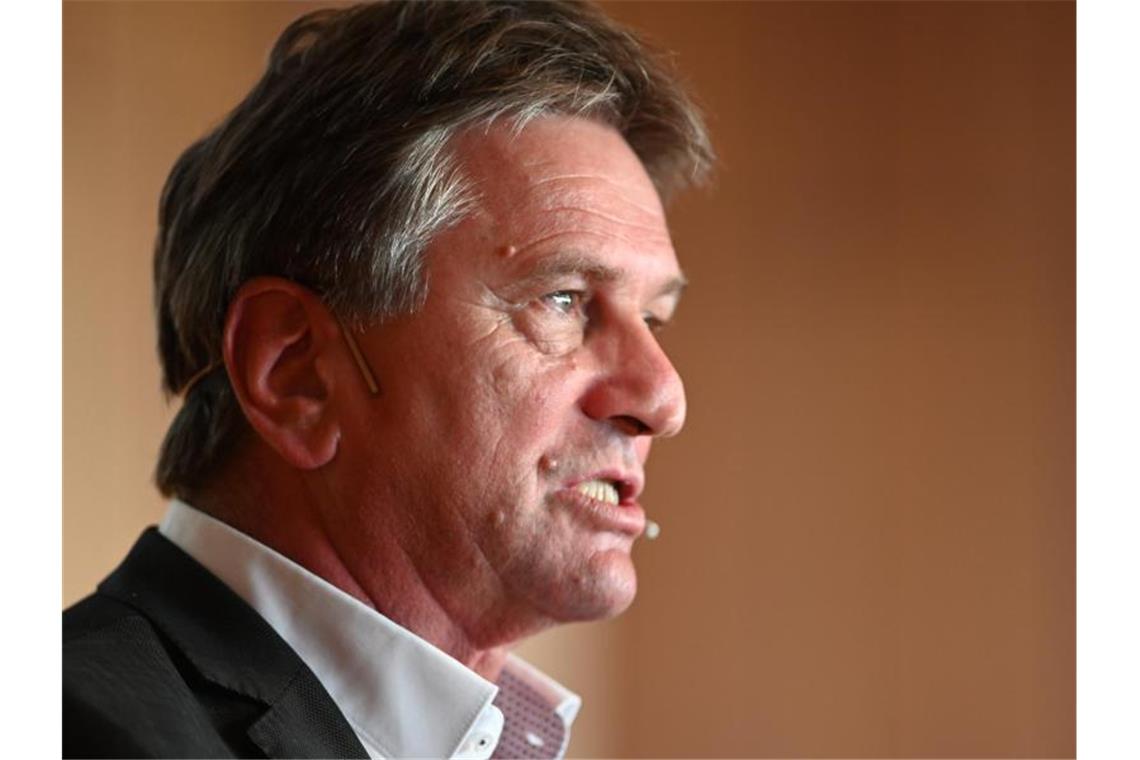 Kommission legt sich nicht auf Missbrauchsbeauftragten fest Manne Lucha (Bündnis 90/Die Grünen) hält eine Rede. Foto: Felix Kästle/dpa/Archivbild