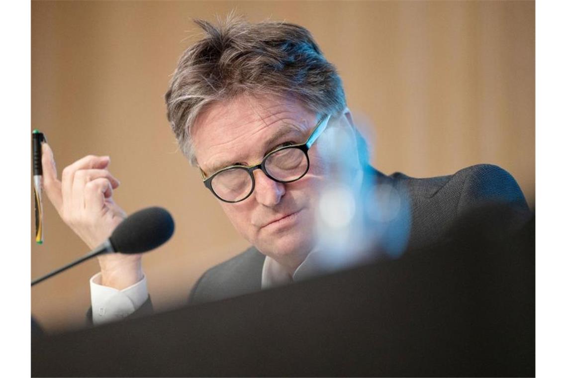 Lucha: Keine pauschalen Besuchsverbote in Pflegeheimen Manne Lucha (Bündnis 90/Die Grünen) nimmt an einer Pressekonferenz teil. Foto: Marijan Murat/dpa/Archivbild
