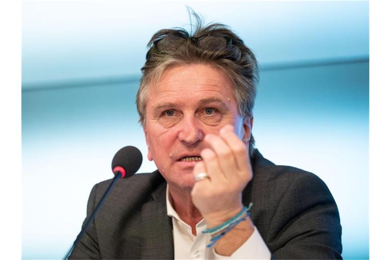 Manne Lucha (Bündnis 90/Die Grünen) nimmt an einer Pressekonferenz teil. Foto: Marijan Murat/dpa/Archivbild