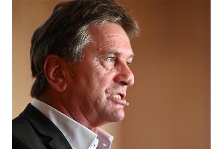 Manne Lucha, Gesundheitsminister von Baden-Württemberg, hält eine Rede. Foto: Felix Kästle/dpa/Archivbild