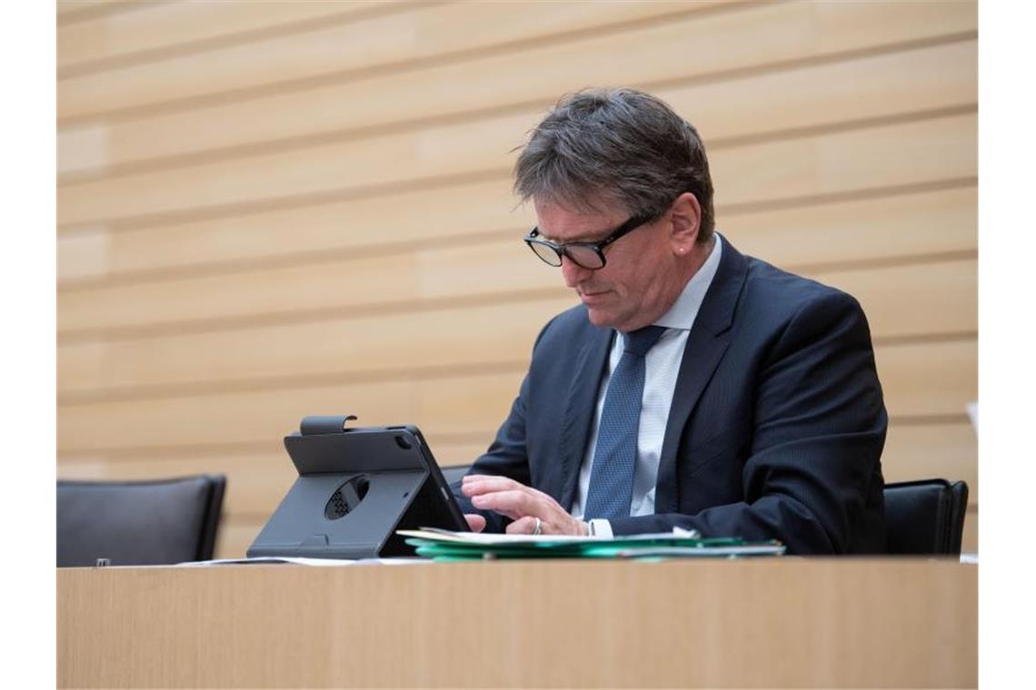 Manne Lucha, Gesundheitsminister von Baden-Württemberg, sitzt im Landtag. Foto: Marijan Murat/dpa