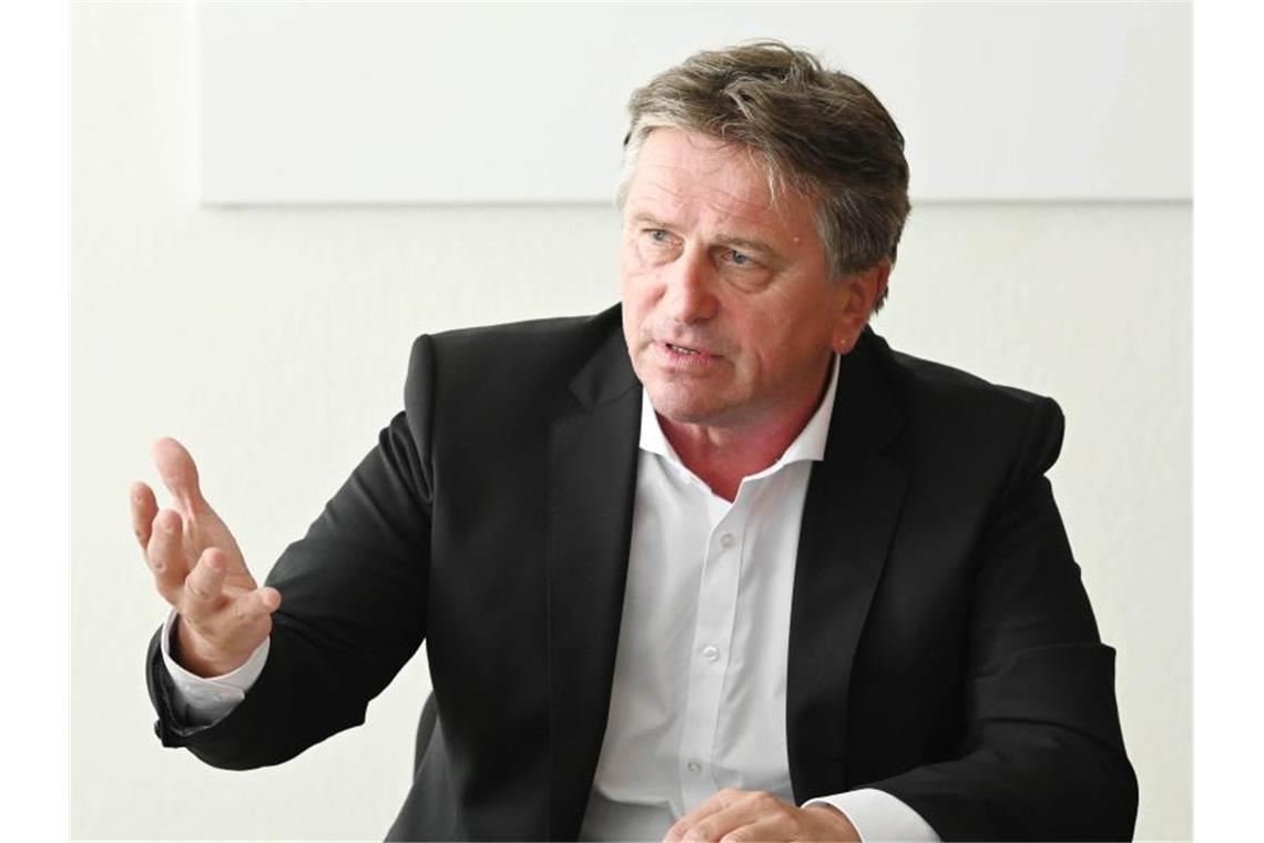 Minister Lucha rät zu Masken im Nahverkehr und beim Einkauf Manne Lucha (Grüne), Gesundheitsminister von Baden-Württemberg, beantwortet Fragen von Journalisten. Foto: Uli Deck/dpa/Archivbild