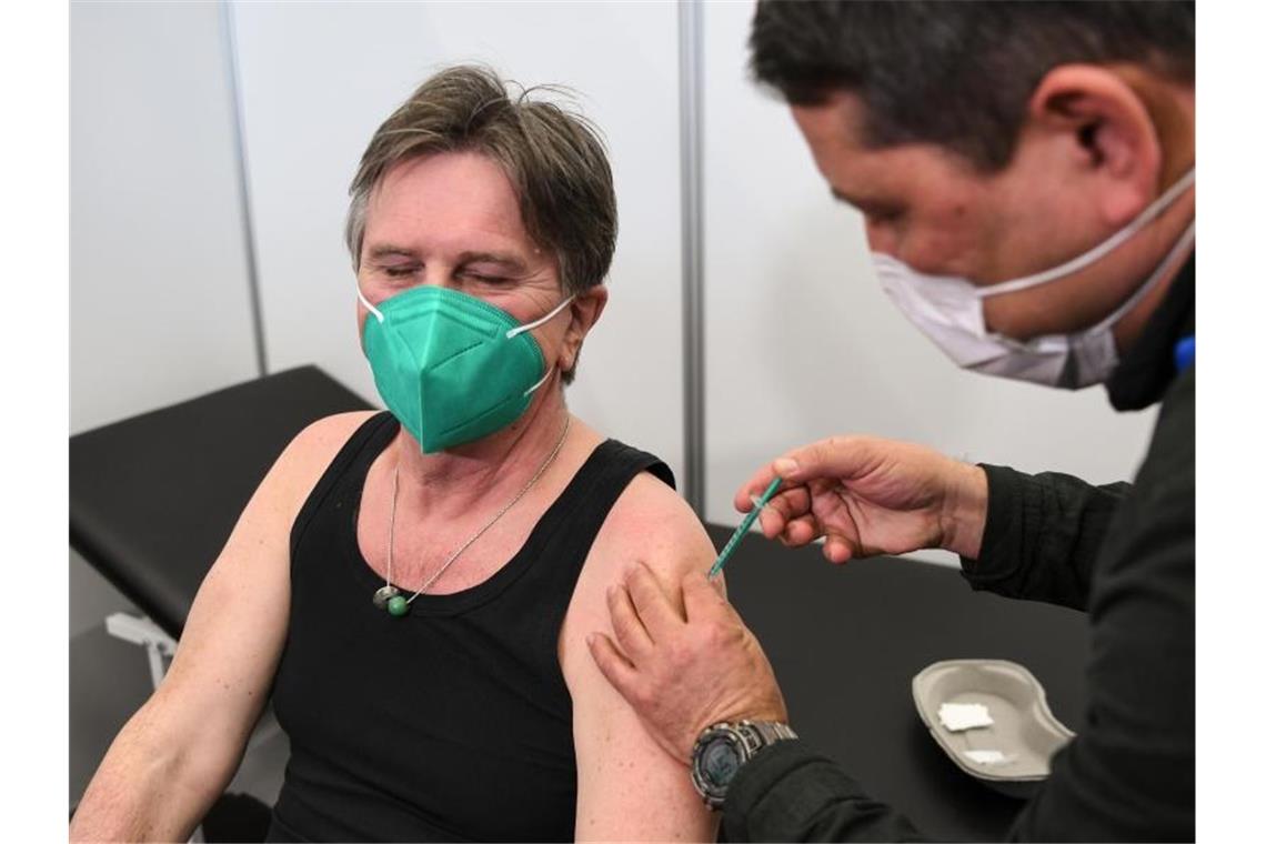 Manne Lucha (l,Grüne), Gesundheitsminister in Baden-Württemberg, wird geimpft. Foto: Felix Kästle/dpa