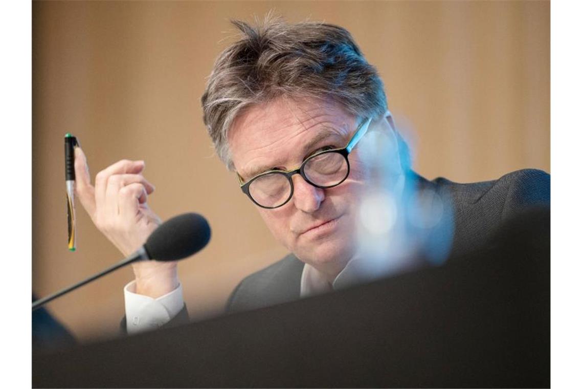 Baden-Württemberg überschreitet Warnwert für Neuinfektionen Manne Lucha sitzt bei einer Pressekonferenz. Foto: Marijan Murat/dpa
