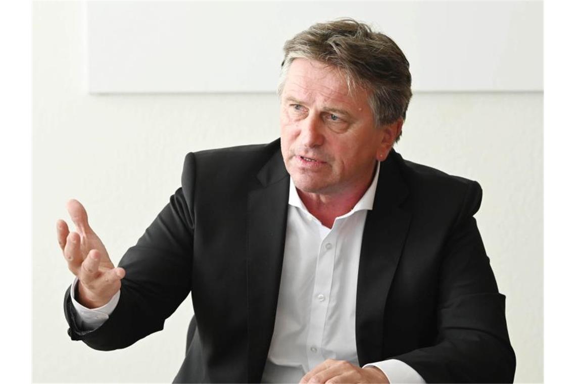 Manne Lucha, Sozialminister von Baden-Württemberg, spricht bei einer Pressekonferenz. Foto: Uli Deck/dpa/Archivbild