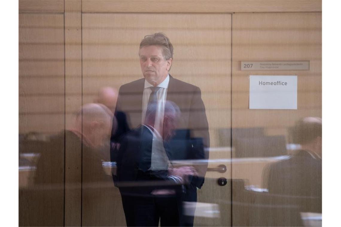 Manne Lucha, Sozialminister von Baden-Württemberg, steht im Landtag. Foto: Marijan Murat/dpa/Archivbild