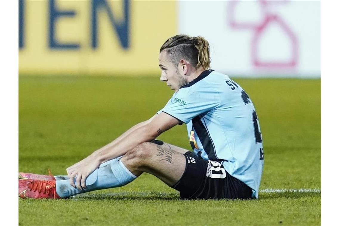 Konflikt zwischen Waldhof und Kientz spitzt sich zu Mannheims Adrien Lebeau sitzt auf dem Spielfeld. Foto: Uwe Anspach/dpa/Archivbild