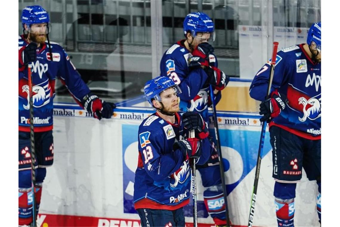 Adler Mannheim starten in Cardiff in die Champions League Mannheims Benjamin Smith (M, vorne) steht mit weiteren Spielern auf dem Eis. Foto: Uwe Anspach/dpa