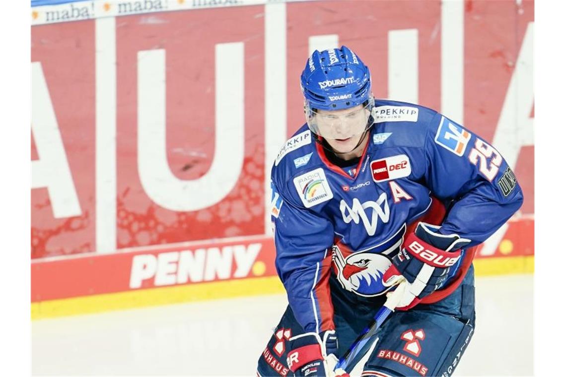 Nationalspieler Reul verlängert bei Adler Mannheim bis 2023 Mannheims Denis Reul. Foto: Uwe Anspach/dpa/Archivbild