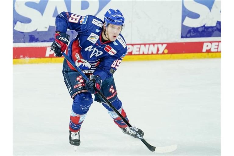 Mannheims Eishockey-Nationalstürmer David Wolf. Foto: Uwe Anspach/dpa/Archivbild