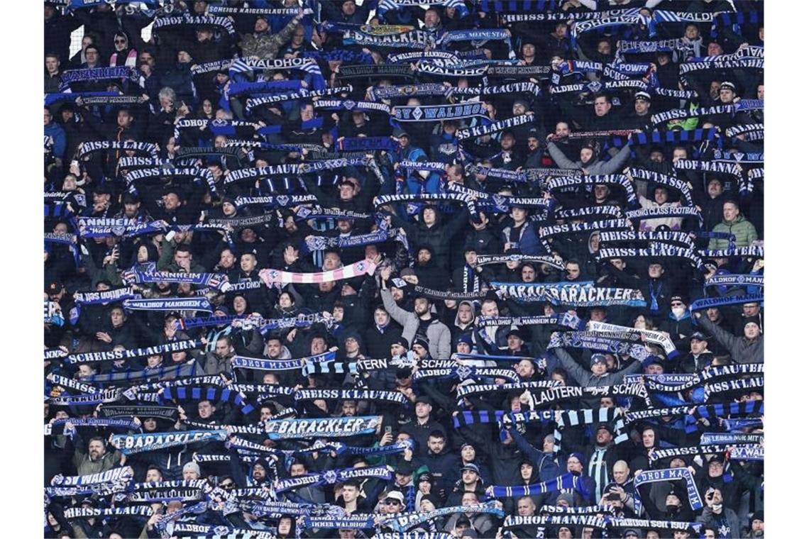 Dank später Tore: Waldhof Mannheim besiegt Verl 3:1 Mannheims Fans halten Fanschals in die Höhe. Foto: Uwe Anspach/dpa/Archivbild