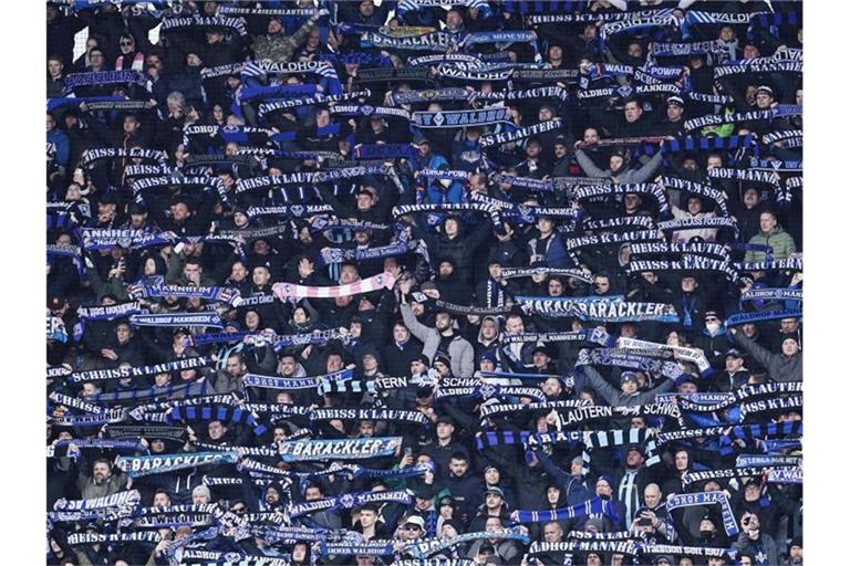 Mannheims Fans halten Fanschals in die Höhe. Foto: Uwe Anspach/dpa/Archivbild