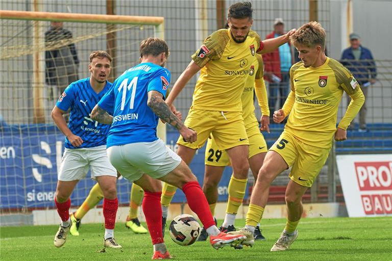 Mannheims Fußballer um Ex-Profi Alexander Esswein versuchen viel, doch die Sonnenhof-Elf um Kapitän Volkan Celiktas und Lukas Stoppel (rechts) sind in der Defensive nicht zu überwinden. Bei Großaspach steht das dritte Mal nacheinander hinten die Null. Foto: Berno Nix