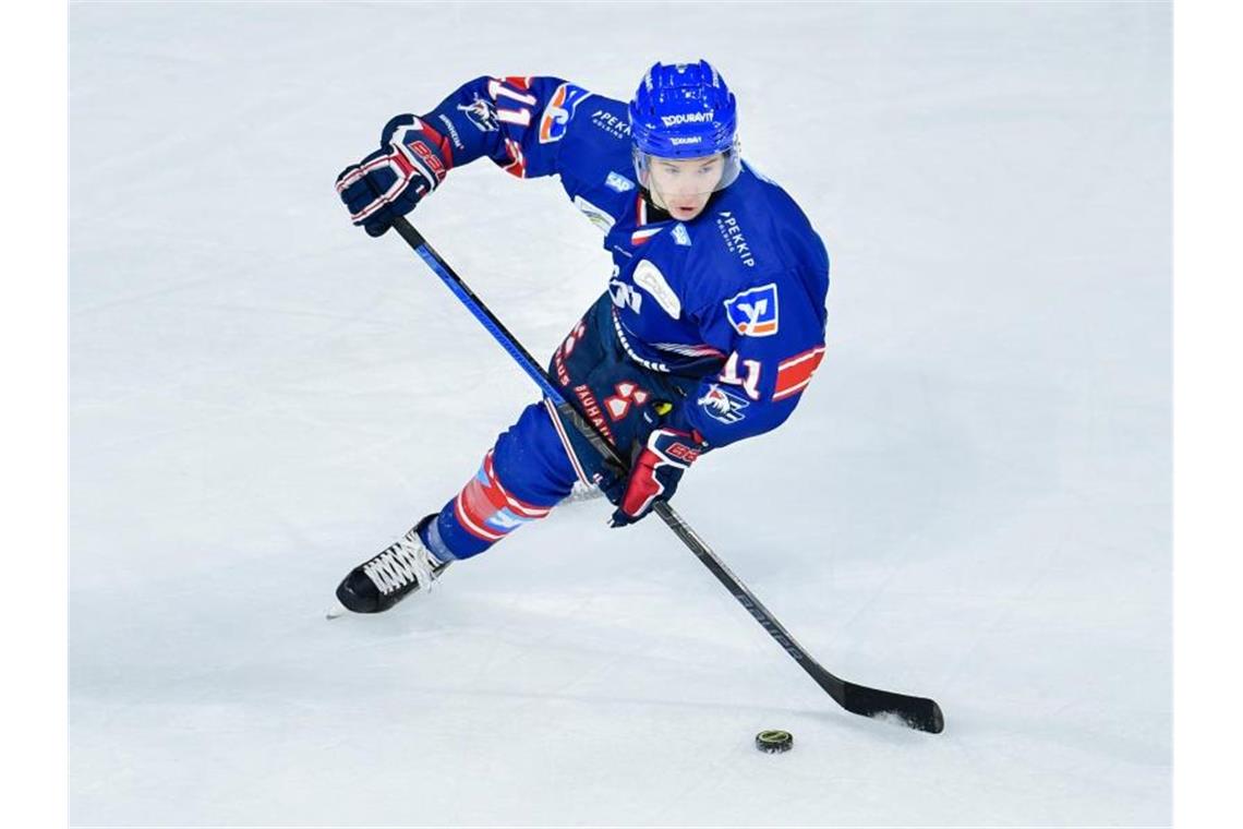 Eishockey-Profi Möser wechselt nach Wolfsburg Mannheims Janik Möser spielt den Puck. Foto: Uwe Anspach/dpa/Archivbild