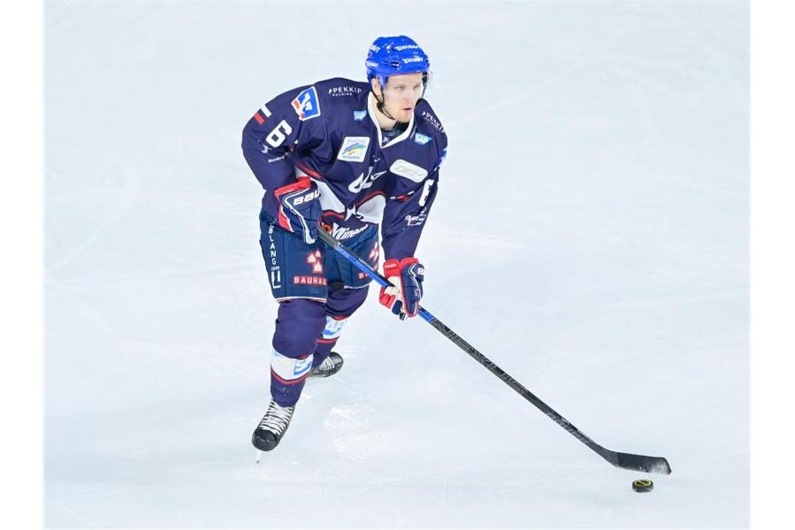 Mannheims Joonas Lehtivuori spielt den Puck. Foto: Uwe Anspach/dpa/Archivbild