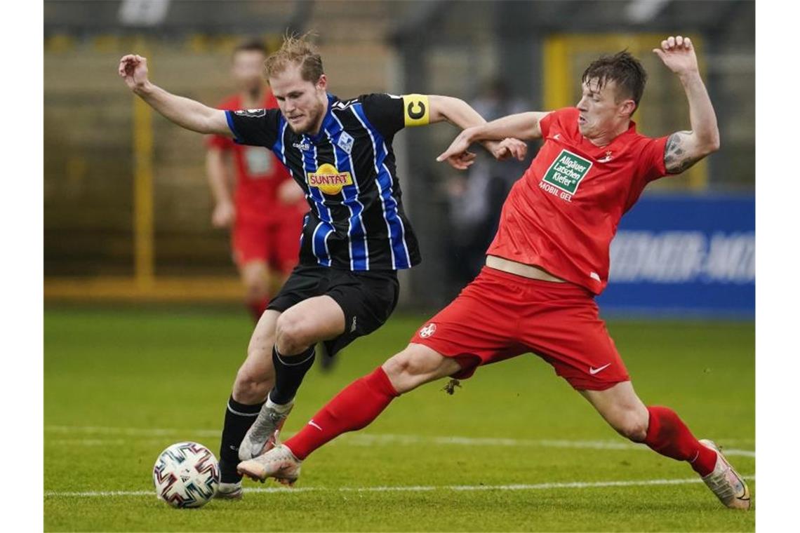 Erste Niederlage im neuen Jahr: Waldhof verliert gegen FCK Mannheims Marcel Seegert (l) und Kaiserslauterns Marvin Pourie kämpfen um den Ball. Foto: Uwe Anspach/dpa