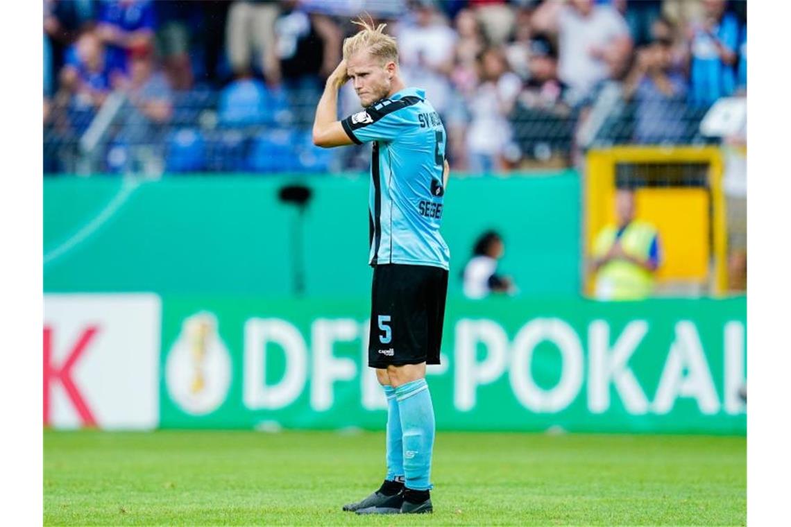 Mannheims Marcel Seegert steht nach einem Spielende auf dem Spielfeld. Foto: Uwe Anspach/dpa/Archivbild