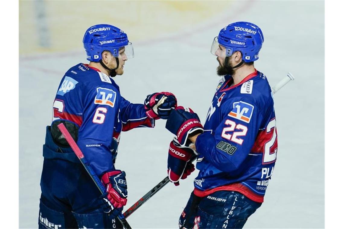 Mannheim gewinnt Spitzenspiel gegen Red Bull München Mannheims Matthias Plachta (r) erzielte im Penaltyschießen das entscheidende Tor. Foto: Uwe Anspach/dpa