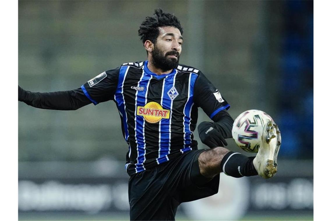 Mannheims Mohamed Gouaida spielt den Ball. Foto: Uwe Anspach/dpa/Archivbild