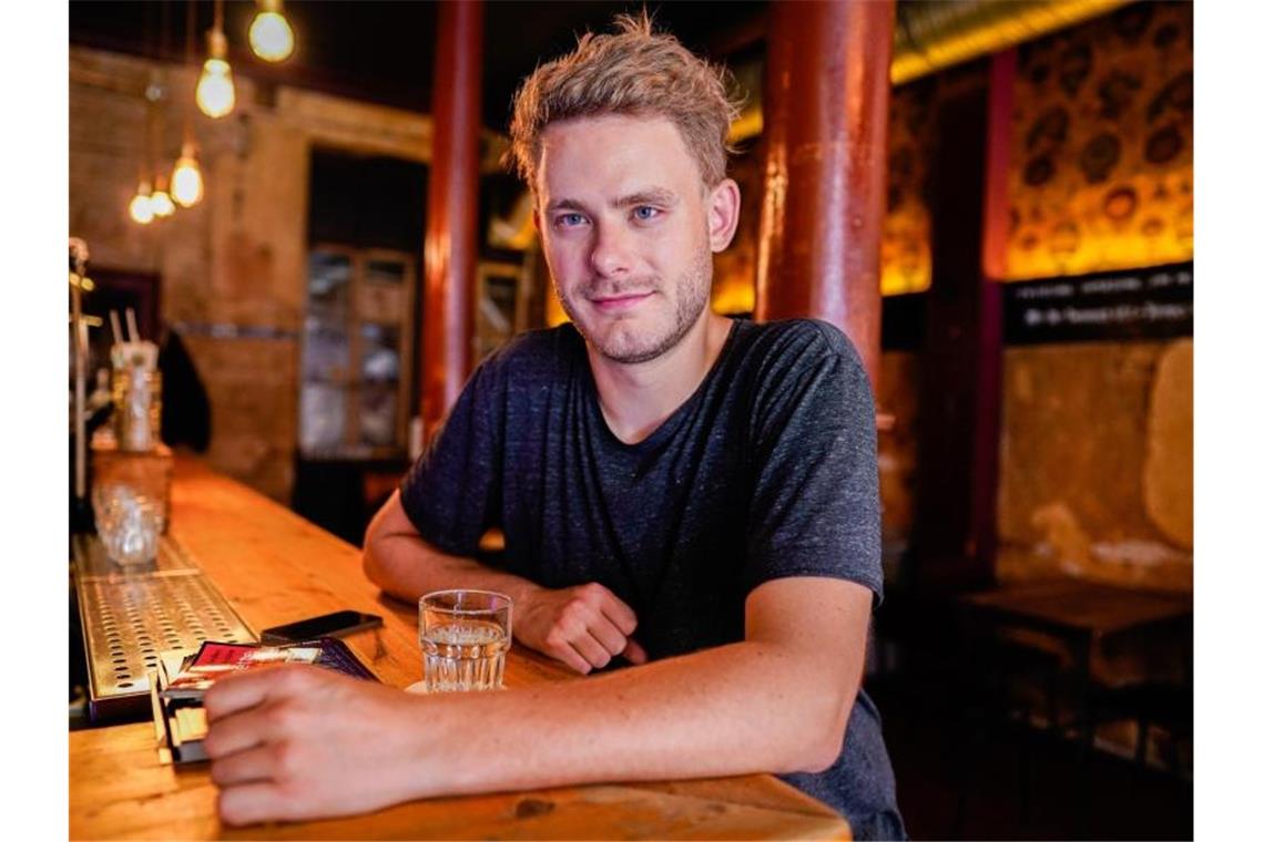 Mannheims Nachtbürgermeister Hendrik Meier sitzt in der Bar „Hagestolz“ am Tresen. Foto: Uwe Anspach/Archivbild