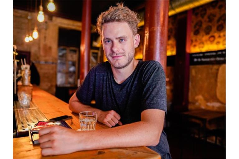 Mannheims Nachtbürgermeister Hendrik Meier sitzt in der Bar „Hagestolz“ am Tresen. Foto: Uwe Anspach/Archivbild