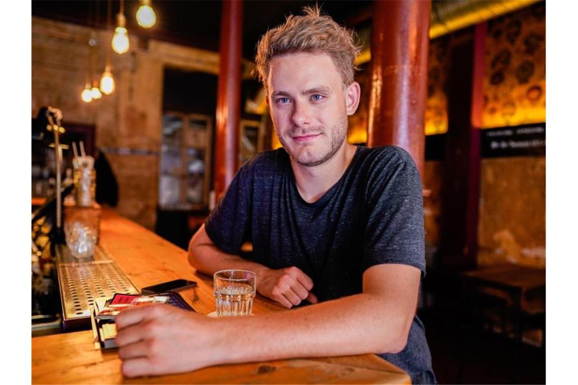 Mannheims Nachtbürgermeister Hendrik Meier sitzt in der Bar „Hagestolz“ am Tresen. Foto: Uwe Anspach/dpa/Archivbild