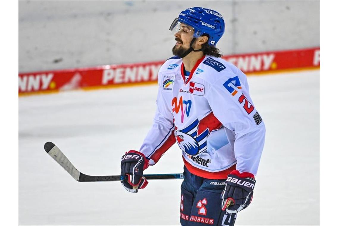Adler Mannheim für rund zwei Wochen ohne Krämmer Mannheims Nicolas Krämmer nach einem Sieg. Foto: Armin Weigel/dpa/archivbild