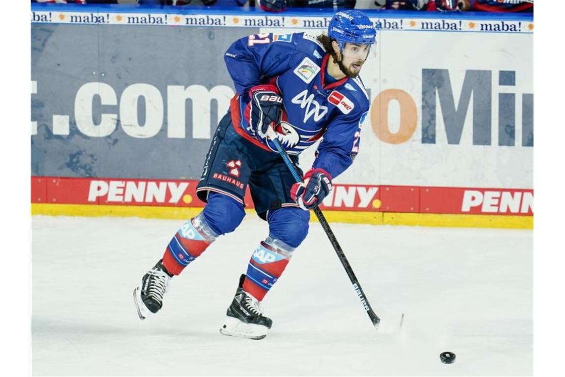 Mannheims Nicolas Krämmer spielt den Puck. Foto: Uwe Anspach/dpa/Archivbild