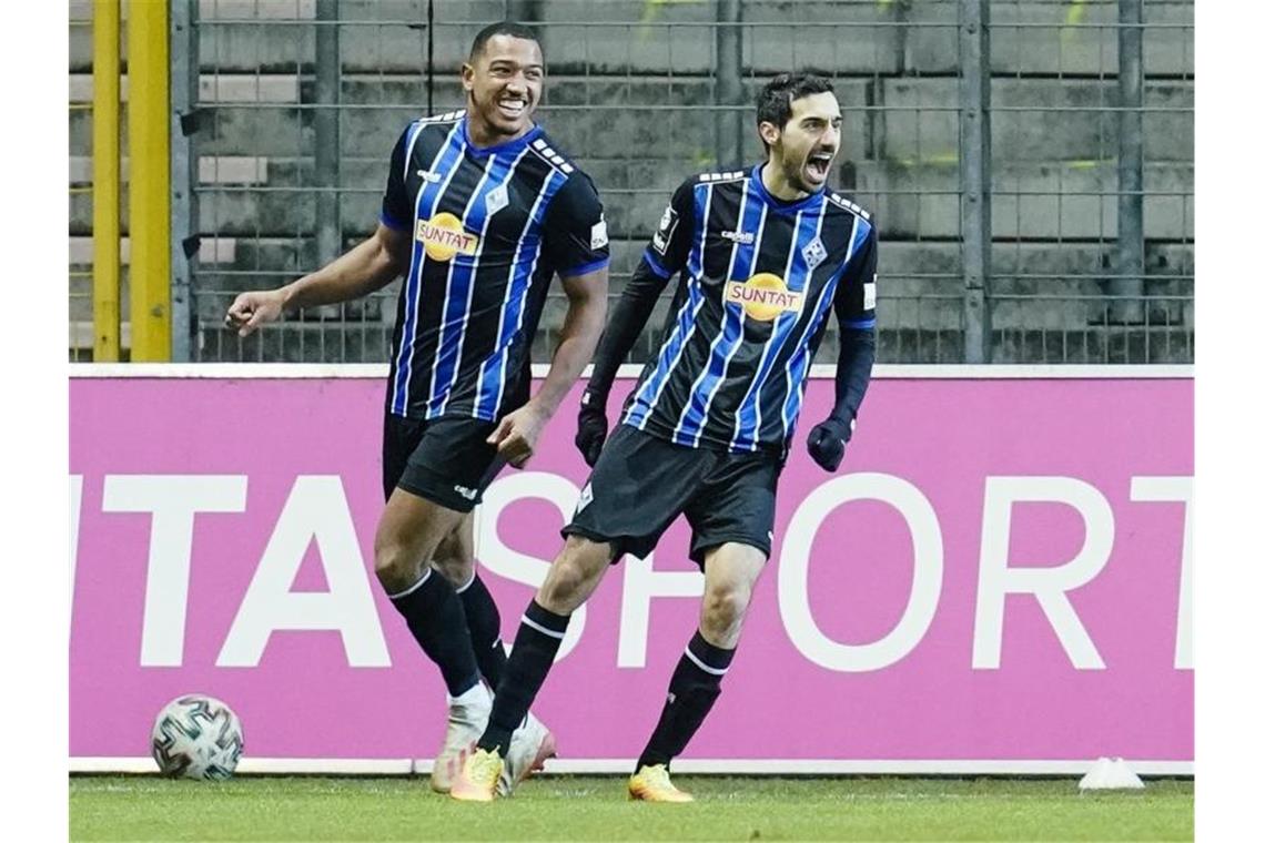 Trotz Führung: Waldhof verpasst Sieg gegen Bayern II Mannheims Rafael Garcia (r) jubelt mit Anton Donkor. Foto: Uwe Anspach/dpa/Archivbild