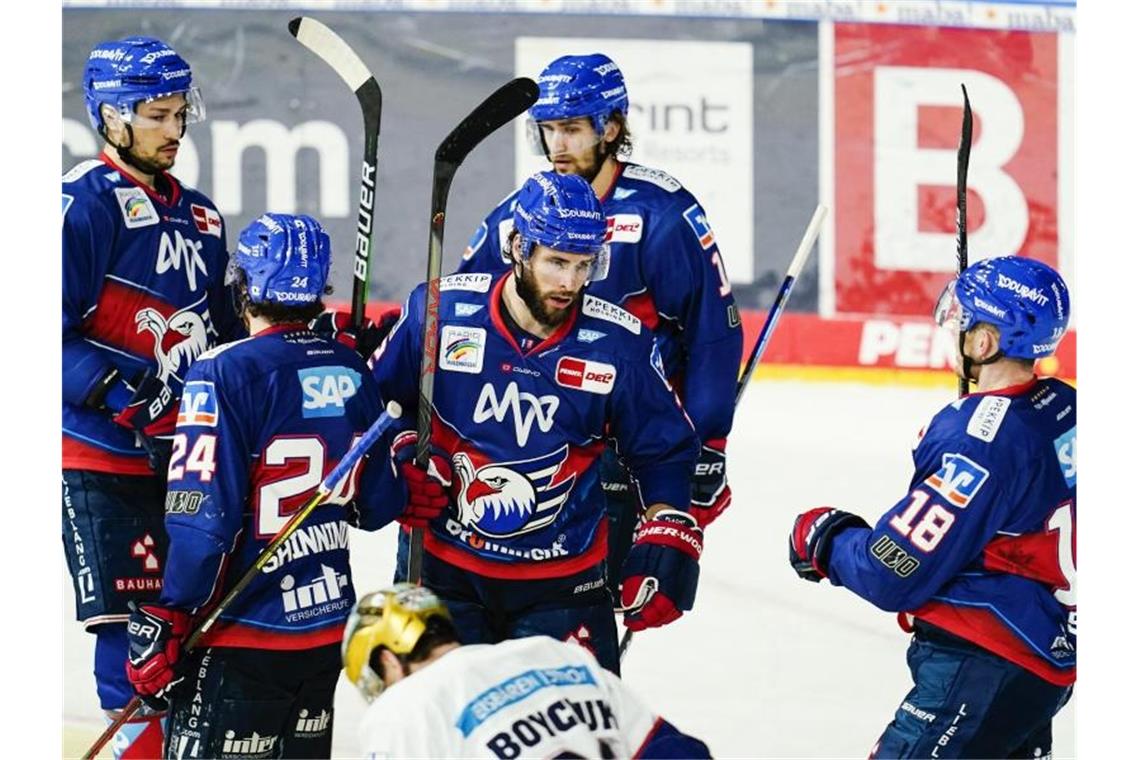 Mannheim droht Viertelfinal-Aus in Deutscher Eishockey Liga Mannheims Torschütze Matthias Plachta (M) mit Mannschaftskollegen. Foto: Uwe Anspach/dpa