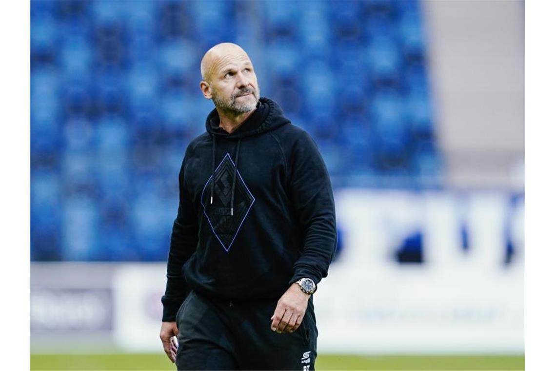 Mannheims Trainer Bernhard Trares geht übers Spielfeld. Foto: Uwe Anspach/dpa/Archivbild