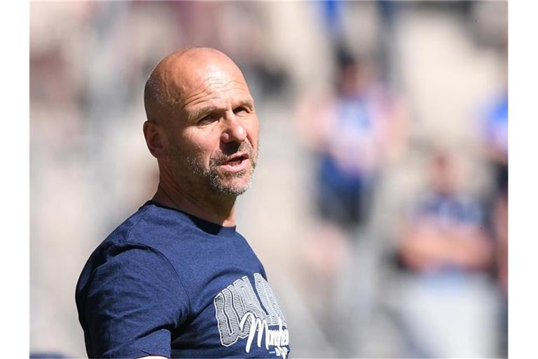 Mannheim's Trainer Bernhard Trares gestikuliert. Foto: Silas Stein/Archivbild