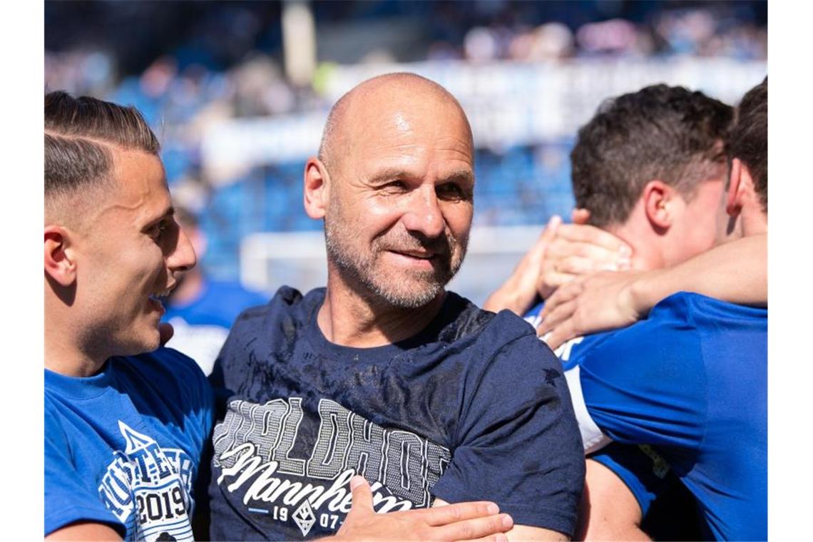 Waldhof feiert: Trares dennoch etwas enttäuscht Mannheims Trainer Bernhard Trares (M). Foto: Silas Stein/Archivbild