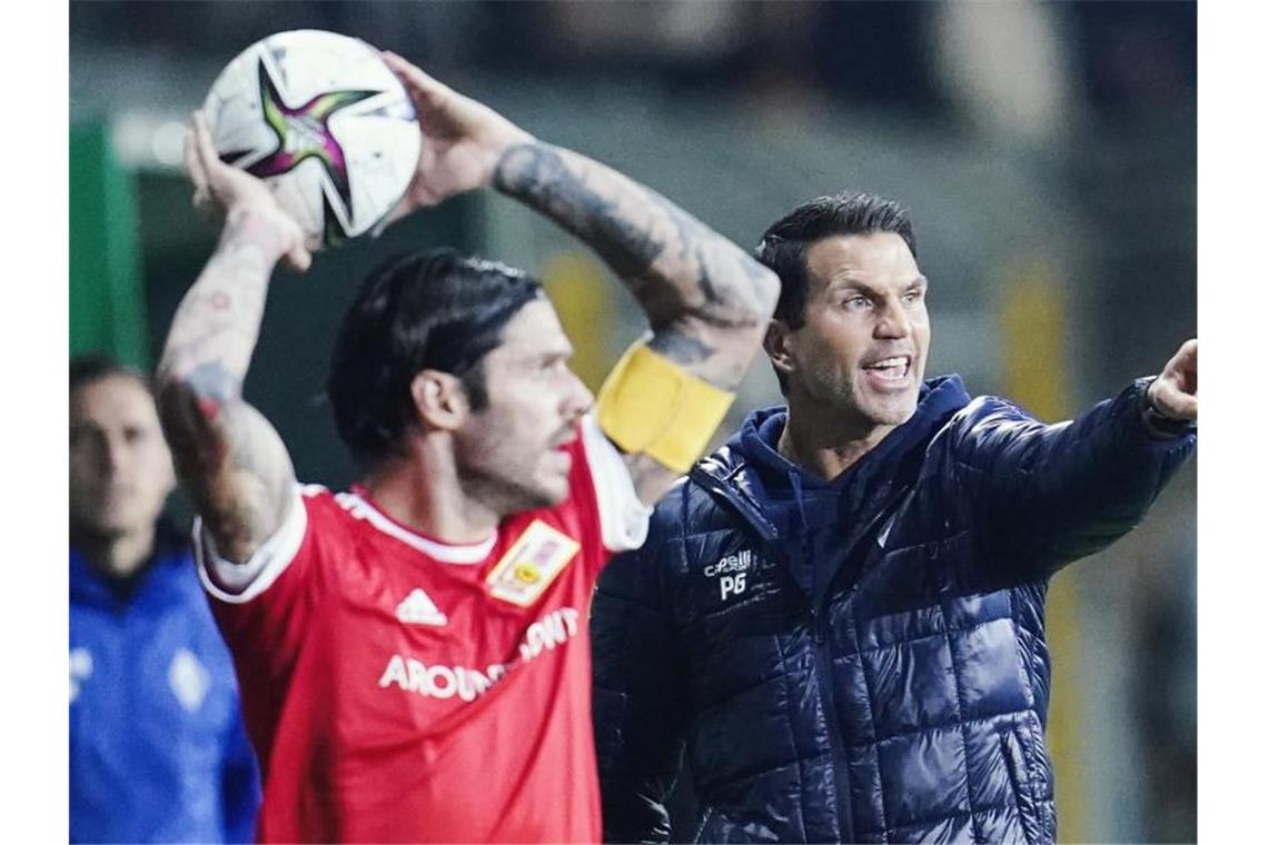 Union mit vier Neuen ins Pokalspiel: Waldhof unverändert Mannheims Trainer Patrick Glöckner (r) gestikuliert. Foto: Uwe Anspach/dpa