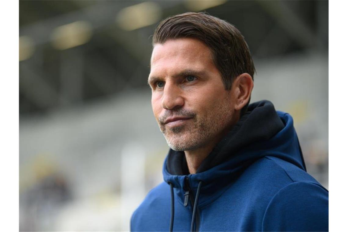 Waldhof-Coach zu MSV Duisburg: Null Komma null abschreiben Mannheims Trainer Patrick Glöckner steht vor Beginn des Spiels im Stadion. Foto: Robert Michael/dpa-Zentralbild/dpa/Archiv