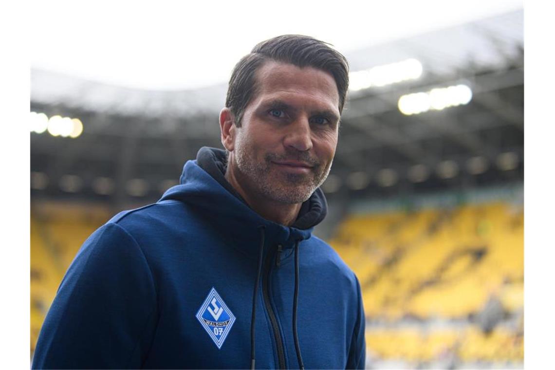 Mannheims Trainer Patrick Glöckner steht vor Beginn eines Spiels im Stadion. Foto: Robert Michael/dpa-Zentralbild/dpa/Archivbild