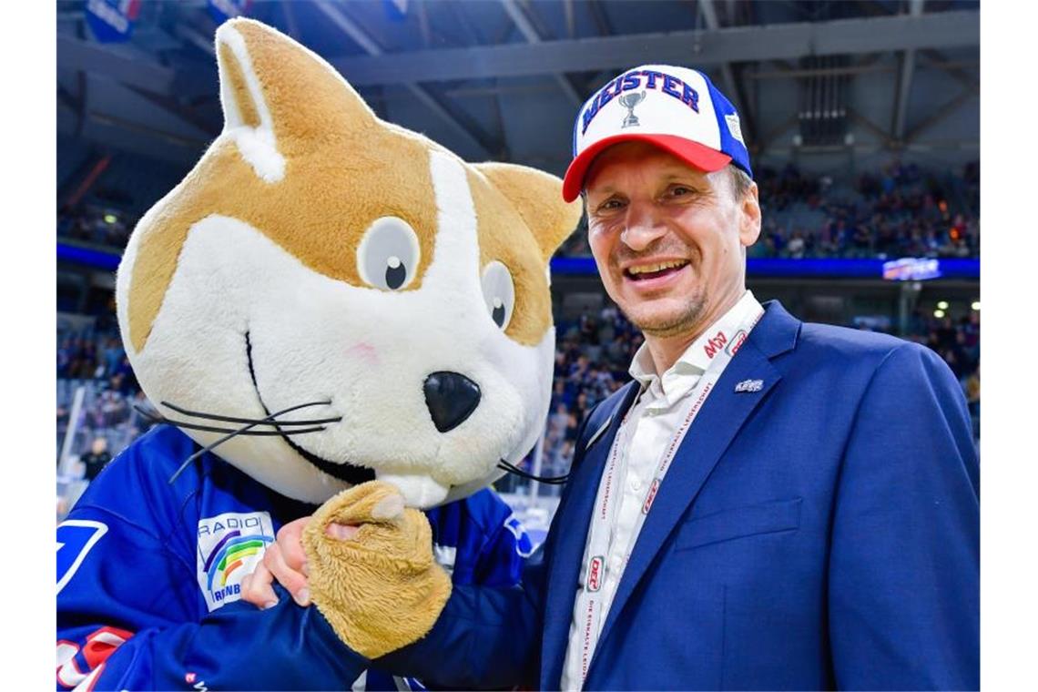 Mannheims Trainer Pavel Gross feiert mit Maskottchen „Udo“ den Gewinn der deutschen Meisterschaft. Foto: Uwe Anspach