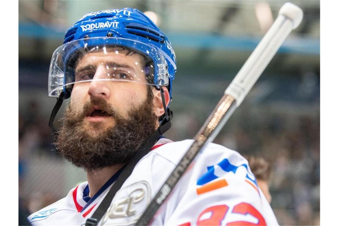 Schambeinentzündung: Adler Mannheim vorerst ohne Lampl Mannheims Verteidiger Cody Lampl steht auf dem Eis. Foto: Lino Mirgeler/dpa/Archivbild