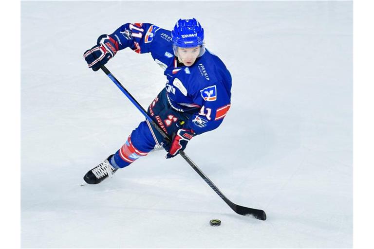 Mannheims Verteidiger Janik Möser spielt den Puck. Foto: Uwe Anspach/dpa/Archivbild