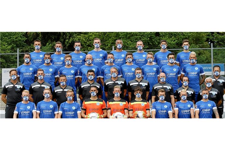 Mannschaftsfotos in Coronazeiten: Fußball-Oberligist Stuttgarter Kickers hat sich für die Variante mit Mund-Nasen-Schutz, dafür aber ohne Mindestabstand entschieden. Foto: Baumann
