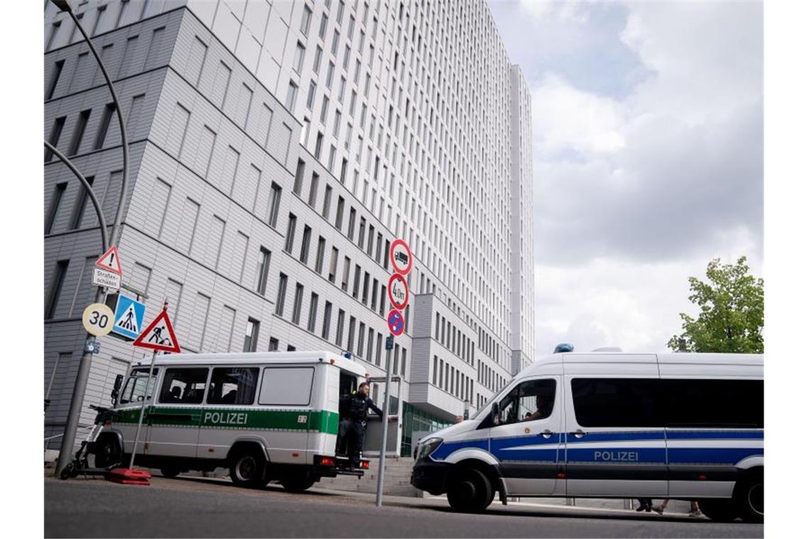 Mannschaftswagen der Berliner Polizei stehen vor der Charité. Foto: Kay Nietfeld/dpa