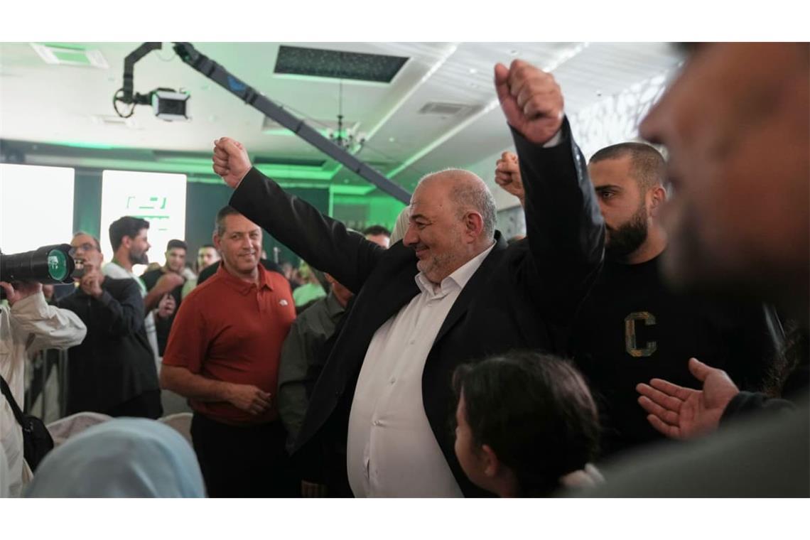 Mansur Abbas, Vorsitzender der Vereinigten Arabischen Liste, freut sich über die ersten Ergebnisse der Wahl in Israel. Sein Lager konnte deutlich gewinnen.