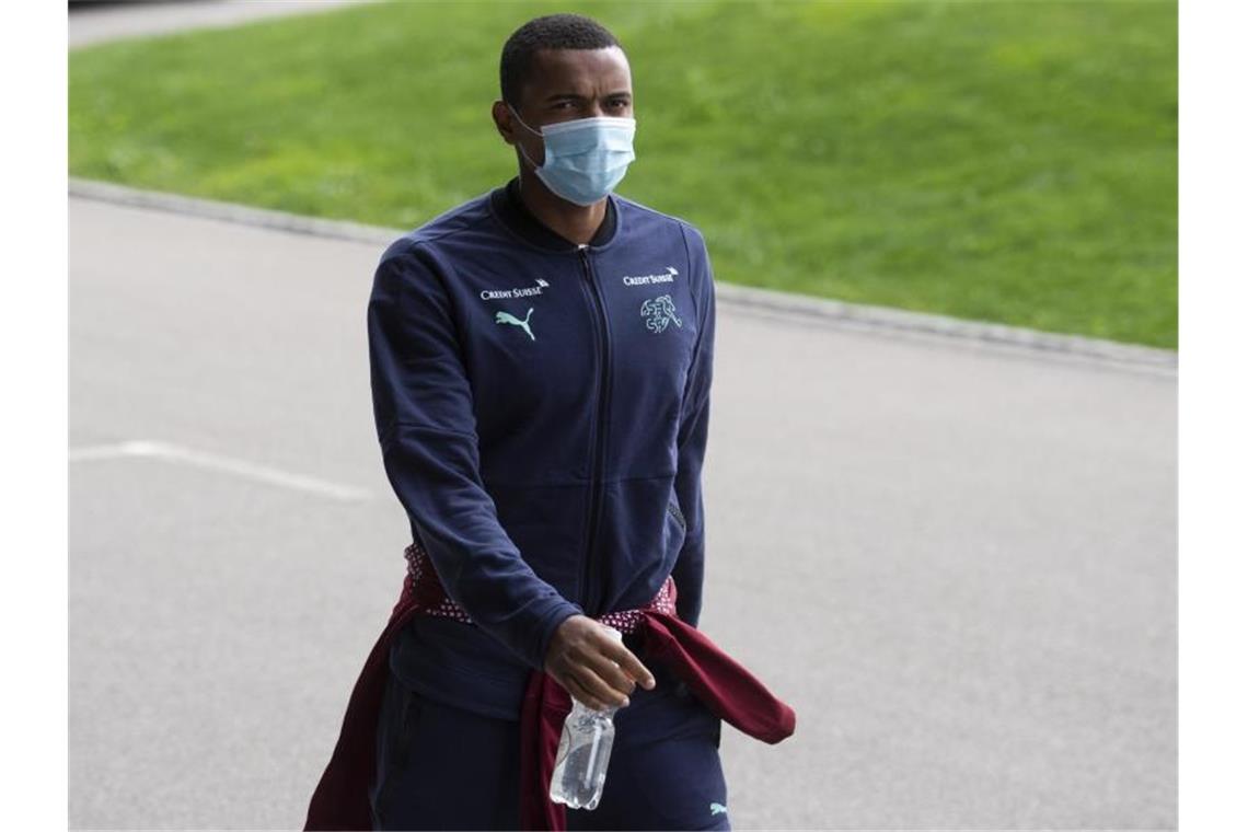 Schweizer Verband: Dortmunder Akanji mit Corona infiziert Manuel Akanji (l) hat sich mit dem Coronavirus infiziert. Foto: Gian Ehrenzeller/KEYSTONE/dpa