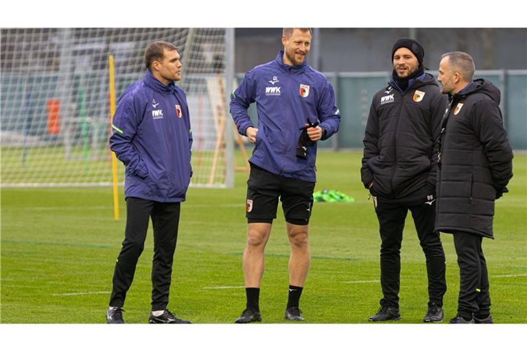 Manuel Baum (Trainer FC Augsburg) im Gespräch mit Benedikt Brust (Spiel- und Videoanalyst), Quirin Löppert (Reha- und Athletiktrainer) und Fabio Leutenecker (v. re.) .    
Foto: Imago/Krieger
