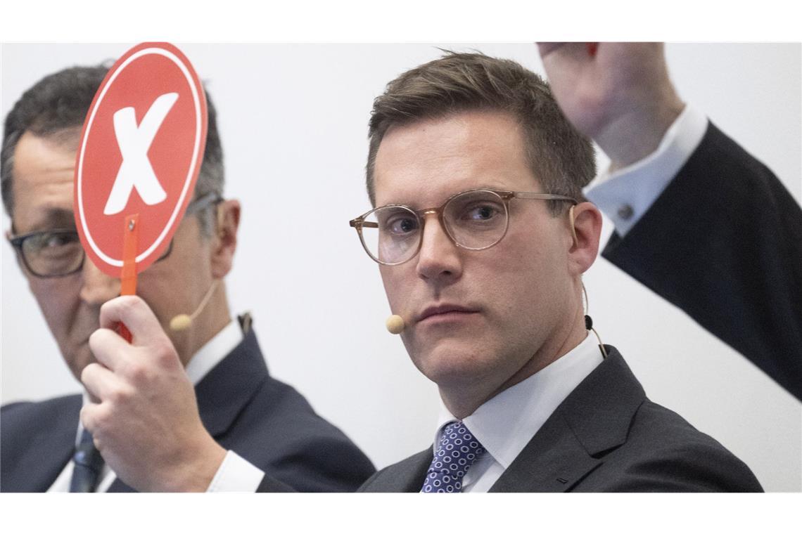 Manuel Hagel bei einer Podiumsdiskussion des Baden-Württembergischen Industrie- und Handelskammertags  in Stuttgart.