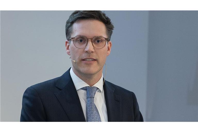 Manuel Hagel bei einer Podiumsdiskussion zur Landtagswahl.